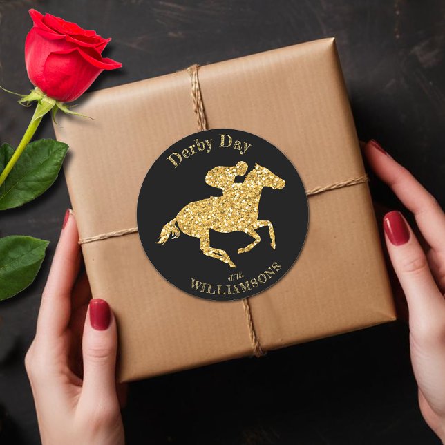 Derby Gold Racehorse auf Black Runder Aufkleber (Gold faux glitter racehorse Derby black round stickers)
