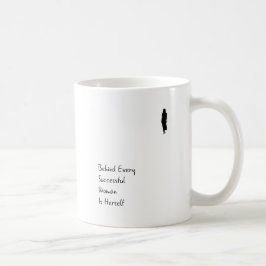 Derrière la femme est elle-même la tasse inspirée