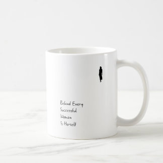 Derrière la femme est elle-même la tasse inspirée