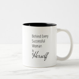 Derrière la femme est elle-même la tasse inspirée