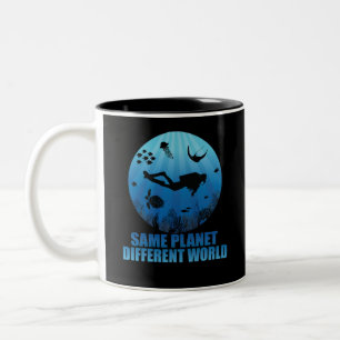 Derselbe Planet Anderer World Scuba Diver Zweifarbige Tasse