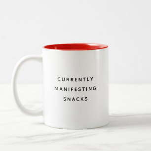 Derzeit manifestierende Snacks Fröhliche Humorvoll Zweifarbige Tasse