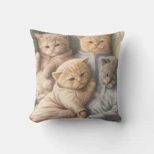 Des chatons en pyjama lancent un oreiller