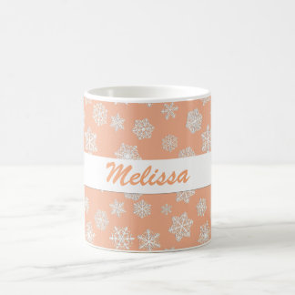 Des flocons de neige blancs sur une tasse de café
