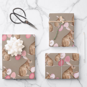 Des lapins de papier kraft rustiques partageant la