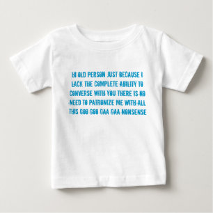 des Sprachebabykindes der alten Person das T-Shirt