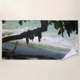 Des vêtements accrochés à un Serviette de plage d'