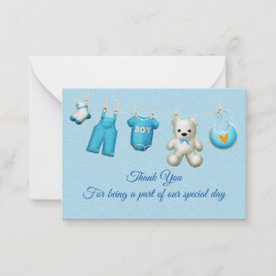 Des vêtements de bébé bleus Merci aux cartes