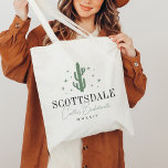 Desert Cactus Junggeselinnen-Abschied Tragetasche<br><div class="desc">Herzlich willkommen in Ihrem Reiseziel bachelorette Wochenende mit diesen niedlichen personalisierten Taschen. Design zeigt eine grüne Kaktus-Abbildung, flankiert von Sternen, darunter Ihr Party Ziel (mit Scottsdale gezeigt) in klassischer Serifenschrift. Fügen Sie Ihren Veranstaltungsnamen in handgeschriebener kursiver Schrift hinzu, sowie das Jahr. Die Farben können mit dem Designwerkzeug von Zazzle an...</div>