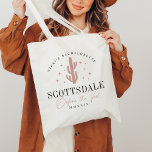 Desert Cactus Scottsdale Junggeselinnen-Abschied Tragetasche<br><div class="desc">Herzlich willkommen in Ihrem Reiseziel bachelorette Wochenende mit diesen niedlichen personalisierten Taschen. Design zeigt eine staubige Rose rosa Kaktus-Abbildung, flankiert von Sternen, darunter zwei Textzeilen, dargestellt mit "Scottsdale Before the Veil". Fügen Sie Ihren Veranstaltungsnamen gekrümmt über die Oberseite, und das Jahr in römischen Zahlen entlang der Unterseite. Die Farben können...</div>