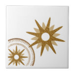 Design der Sternexplosion aus Gold und Weiß Fliese<br><div class="desc">Moderne Fliesen mit stilvollem himmlischem Design zeichnen sich durch eine Vintage goldene Sternexplosion aus, in der unteren Ecke befindet sich ein Medaillon aus Set Sternexplosion. Einfaches, sauberes Design; ein Design einer koordinierenden Sammlung. Erstellen Sie Ihr eigenes benutzerdefiniertes Design mit den angegebenen Feldern, oder verwenden Sie die Schaltfläche "Nachricht", um den...</div>