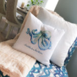 Design des Beach House personalisieren Ocean Throw Kissen<br><div class="desc">Mit diesem dekorativen Kissenstrand werden Sie die Ideen des Strandhauses zum Leben erwecken. Dieses Kissen, das eine Nachbildung meines handbemalten Aquarellktopus aufweist, verbindet sanfte Blues mit einem cremigen, cremefarbenen Hintergrund - perfekt für jeden Strandhaus oder jeden Raum mit Meeresbezug. Passen Sie es mit Ihren eigenen Längen- und Breitenkoordinaten in elegantem,...</div>