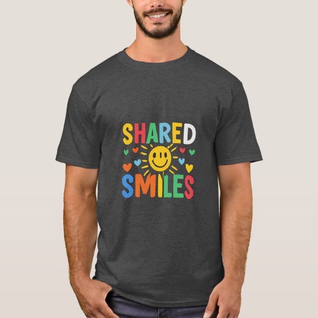 Design des gemeinsam genutzten Lächelns - Farblich T-Shirt (Vorderseite)