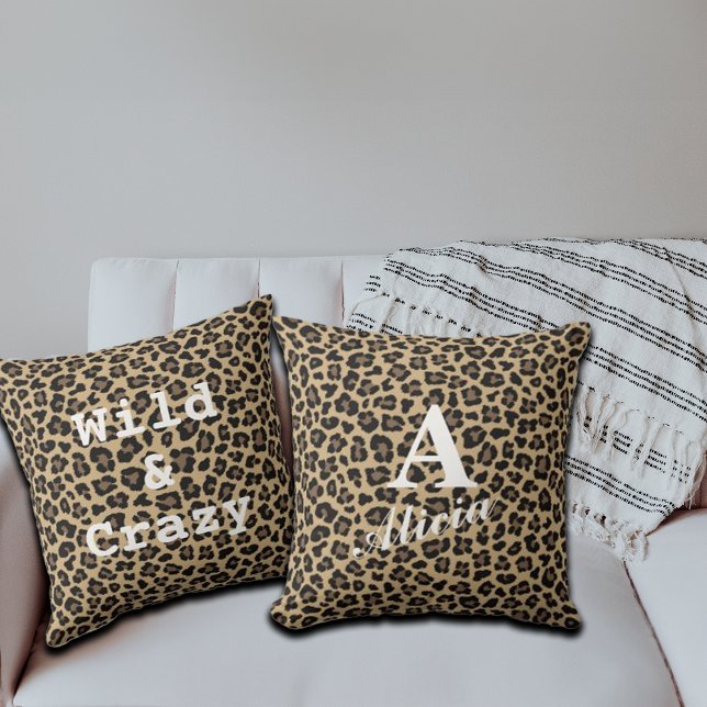 Designy Leopard Print Custom Monogram & Name Kissen (Von Creator hochgeladen)