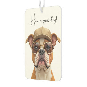 Désodorisant Pour Voiture Bouledogue portant une casquette beige