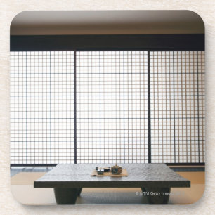 Dessous-de-verre avec la table en bois et le tatami moderne de