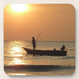 Dessous-de-verre Bateau de pêche au coucher du soleil