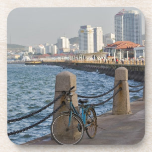 Dessous-de-verre Bicyclette au bord de l'eau avec la skyline de la 