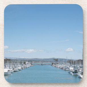 Dessous-de-verre canal dans le port un jour ensoleillé avec le cie