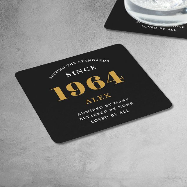 Dessous De Verre Carré 60e anniversaire Nom 1964 Black Gold Elegant Chic (Premium 60th Birthday Black and Gold Personalized Paper Coasters - Celebration Elegance.)