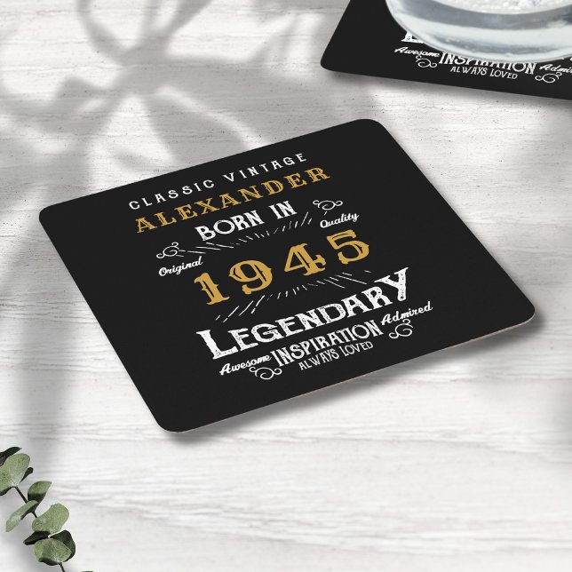 Dessous De Verre Carré 80e anniversaire personnalisé Né en 1945 Noir Vint (Personalized 80th birthday coaster with name and year of birth template.)