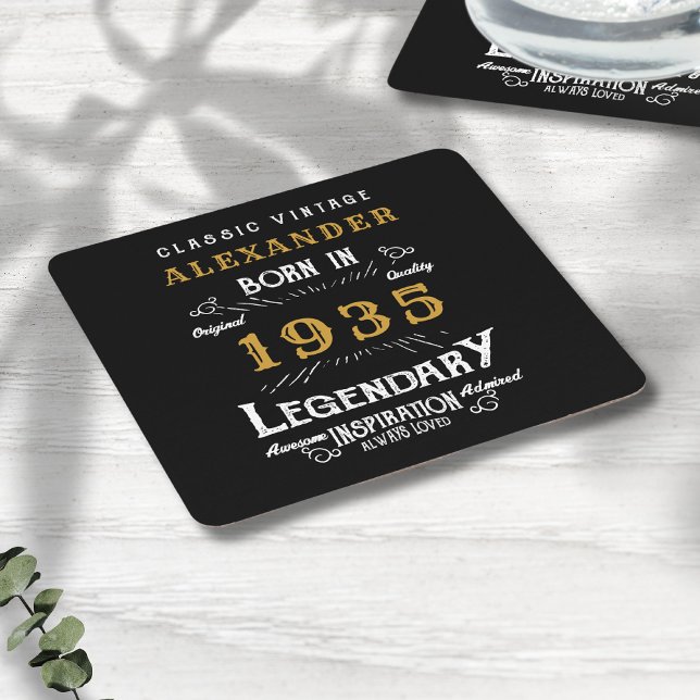 Dessous De Verre Carré 90e anniversaire personnalisé Né en 1935 Noir Vint (Personalized vintage style 90th birthday party coaster with custom name and year template.)