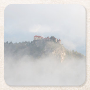 Dessous De Verre Carré Château saigné entouré par des nuages