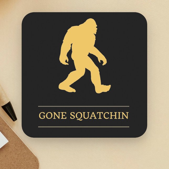 Dessous De Verre Carré Grand Squatchin allé par pied drôle Sasquatch (Créateur téléchargé)