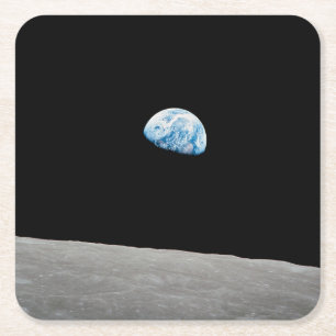 Dessous De Verre Carré La Terre S'Élève Au-Dessus De L'Horizon Lunaire.