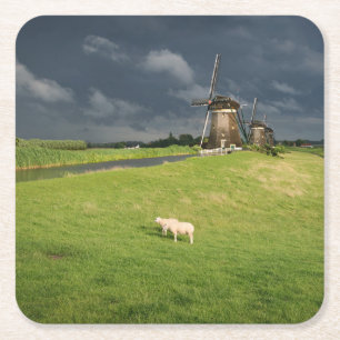 Dessous De Verre Carré Moutons avec moulins à vent sous des nuages sombre