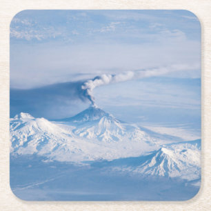 Dessous De Verre Carré Plume Émanant Du Volcan Kliuchevskoi.