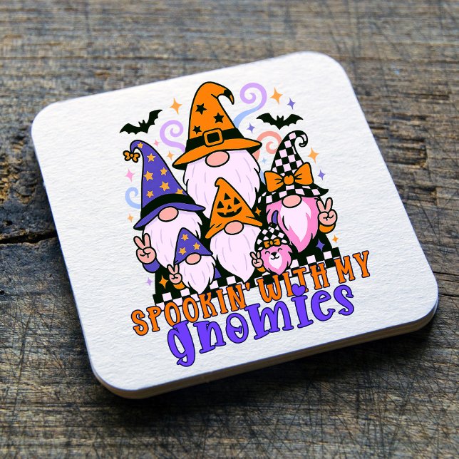 Dessous De Verre Carré Spookin’ Avec Mes Gnomies : Amis Rétro Halloween (Get festive with spookin' with my gnomies — a Halloween friends design full of humor and charm.)