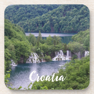 Dessous-de-verre Cascade cascade avec forêt verte en Croatie