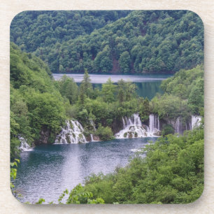 Dessous-de-verre Cascade cascade avec forêt verte en Croatie