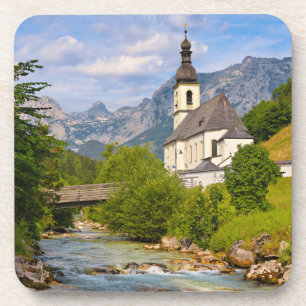 Dessous-de-verre Église de montagne avec paysage de ruisseaux