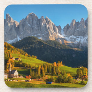 Dessous-de-verre Eglise et village avec paysage de montagnes