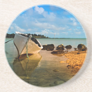 Dessous De Verre En Grès Bateau de pêche sur une plage mauricienne avec îlo