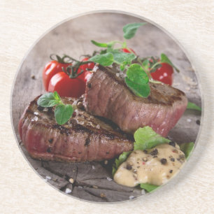 Dessous De Verre En Grès Biftecks grillés de BBQ avec les herbes et les