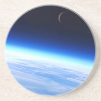 Crescent Moon Sur Une Terre Bleue Et Lumineuse