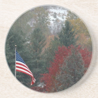 Dessous De Verre En Grès Drapeau américain et montagnes avec neige d'automn