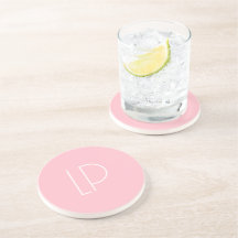 Élégant minimaliste moderne initial sur fond rose