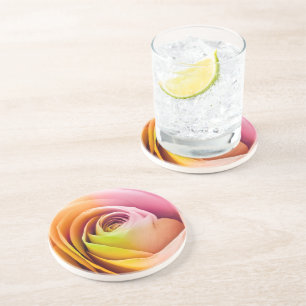 Dessous De Verre En Grès Fermez-vous des pétales de rose colorés