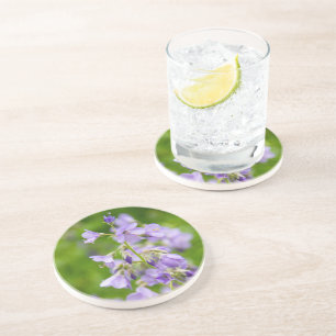 Dessous De Verre En Grès Fleurs bleues délicates sur un champ vert dans un