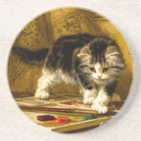 Kitten avec peinture et brosses