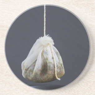 Dessous De Verre En Grès Le sac de thé est suspendu dans une tasse