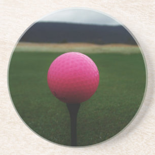 Dessous De Verre En Grès Pink Golf Ball sur un terrain de golf de montagne