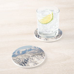 Dessous De Verre En Grès Une vue pittoresque des montagnes et des arbres de