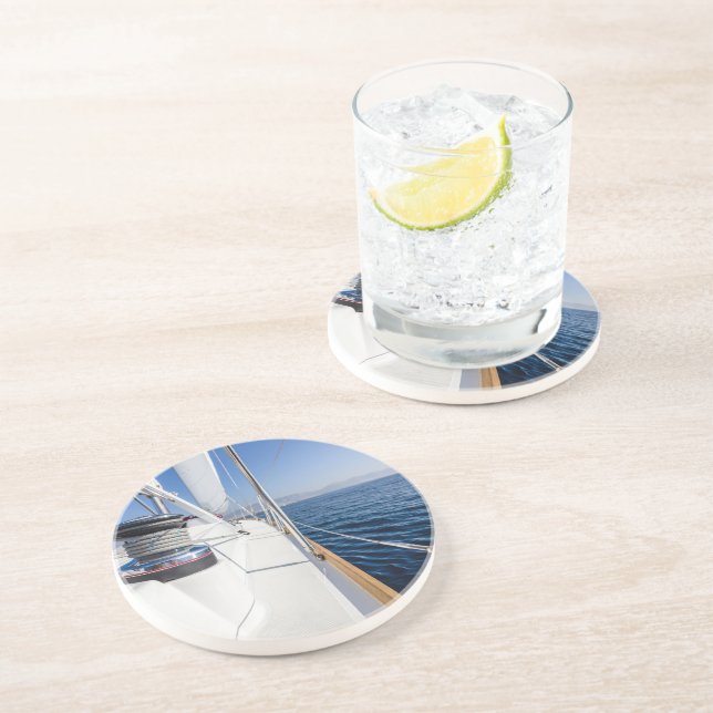 Dessous De Verre En Grès voilier surfant sur la mer (Côté)