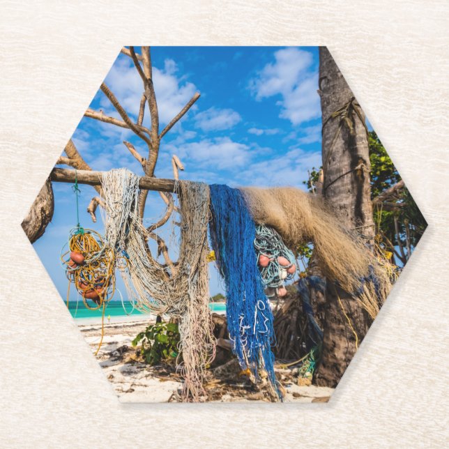 Dessous-de-verre En Papier Filets de pêche séchant sur la plage (Devant)