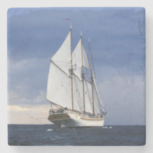 Dessous-de-verre En Pierre Bateau de navigation sur la mer baltique